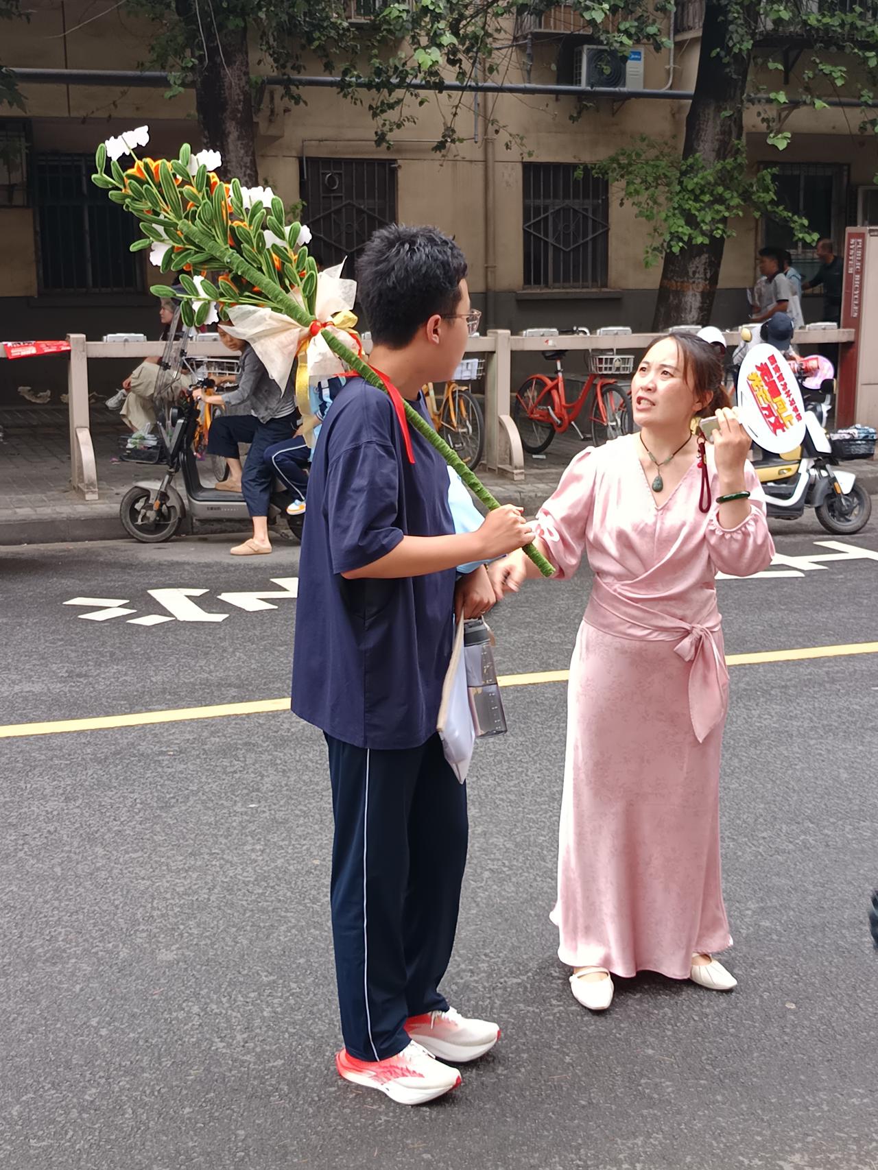 西安市中考东方中学考点，有两位女同学住着拐杖参加考试。祝她们金榜题名，取得优异的