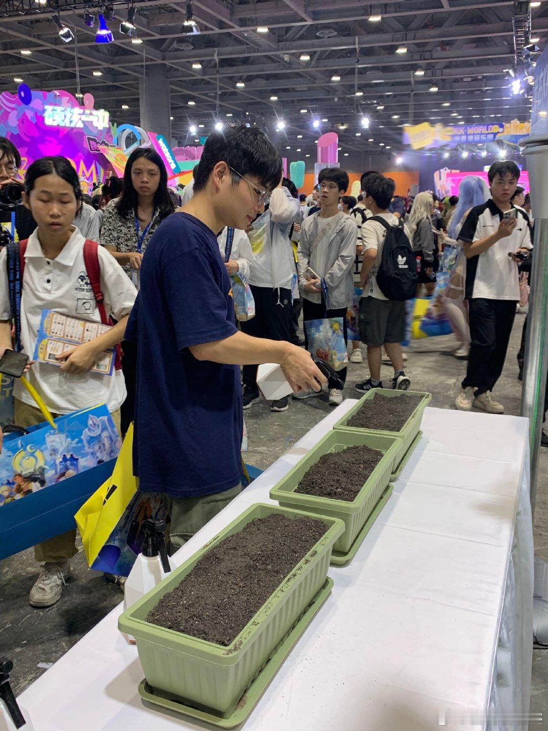 #去漫展都要种地的中国人#当动漫角色拿起锄头，当科技遇上农耕，一场别开生面的文化