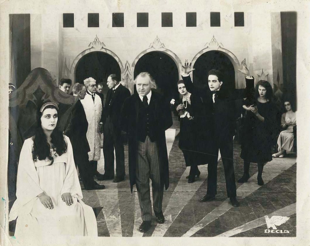 106年前的今天，罗伯特·维内导演的《卡里加里博士的小屋》在柏林首映。这是德国表