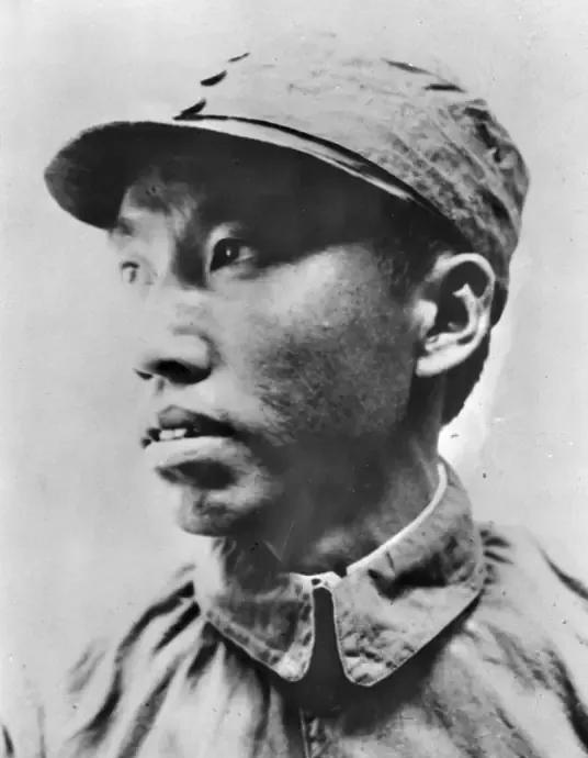 1960年，一个20岁的姑娘硬着头皮敲开了一扇门。门里面躺着的人心脏病严重，医生