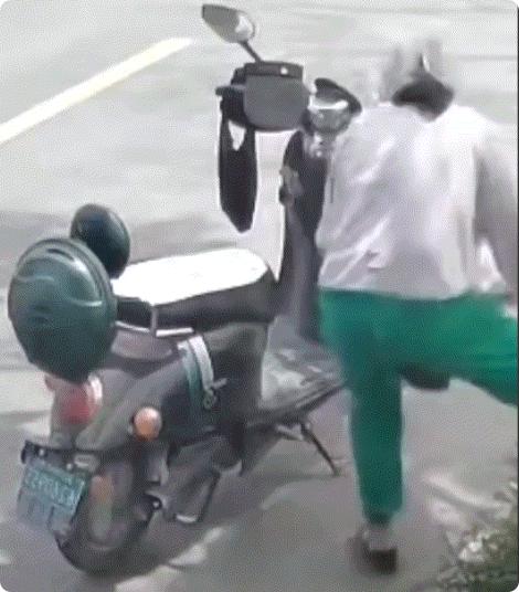 河南，一户人家晾晒在自己家门外的整盆大蒜不见了，主人家随后调出监控才发现，竟是一