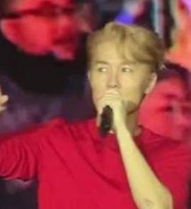 2026年2月1日晚，于文文在贵州安顺奥体中心参加商业演出时晕倒，同场的吴克群帮