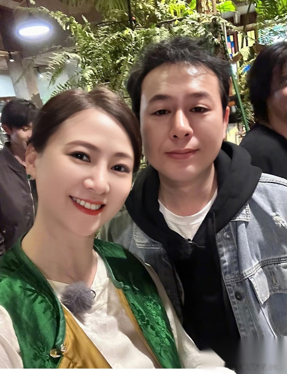 现在最开心的人应该就是翁虹了。 当年那个连机票钱都掏不出， 被困在外地的“弟弟”