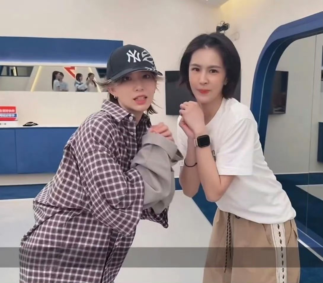 曾沛慈见到李斯丹妮秒变小迷妹那可是李斯丹妮诶，如果我见到她我直接跟着，小迷妹行为