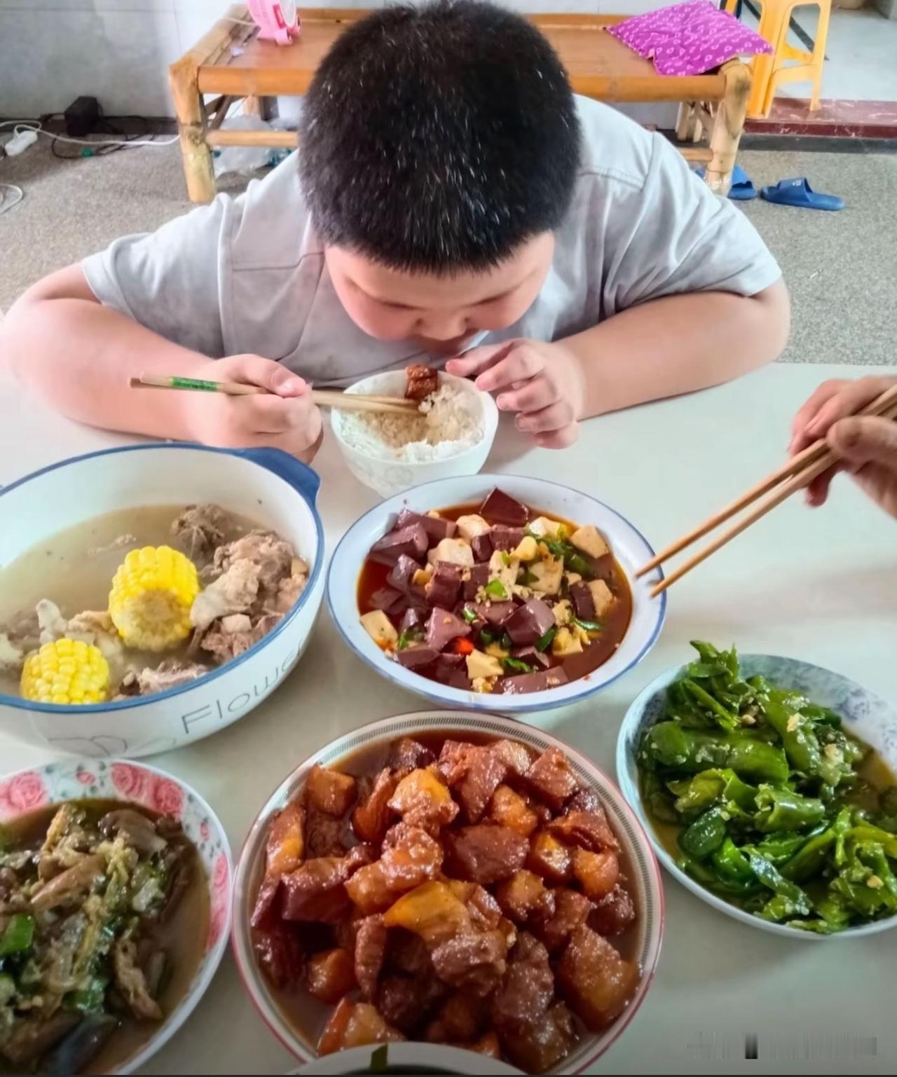 我家小儿子今年才10岁，
体重都到140斤了，
孩子饭量惊人，胃口很好！
有没有