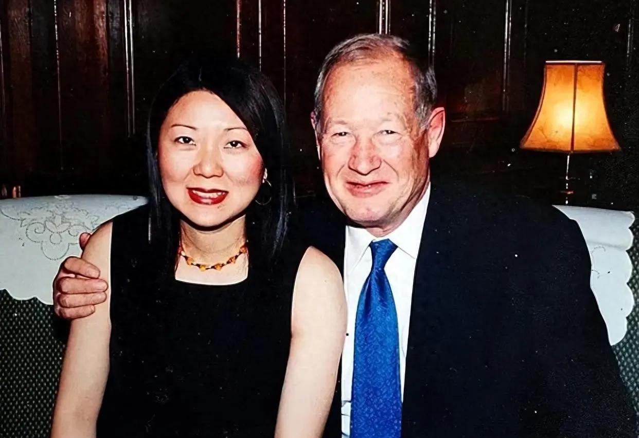 “你要是能怀孕我们就结婚”2006年，英国69岁亿万富翁兰斯爱上中国33岁女外卖