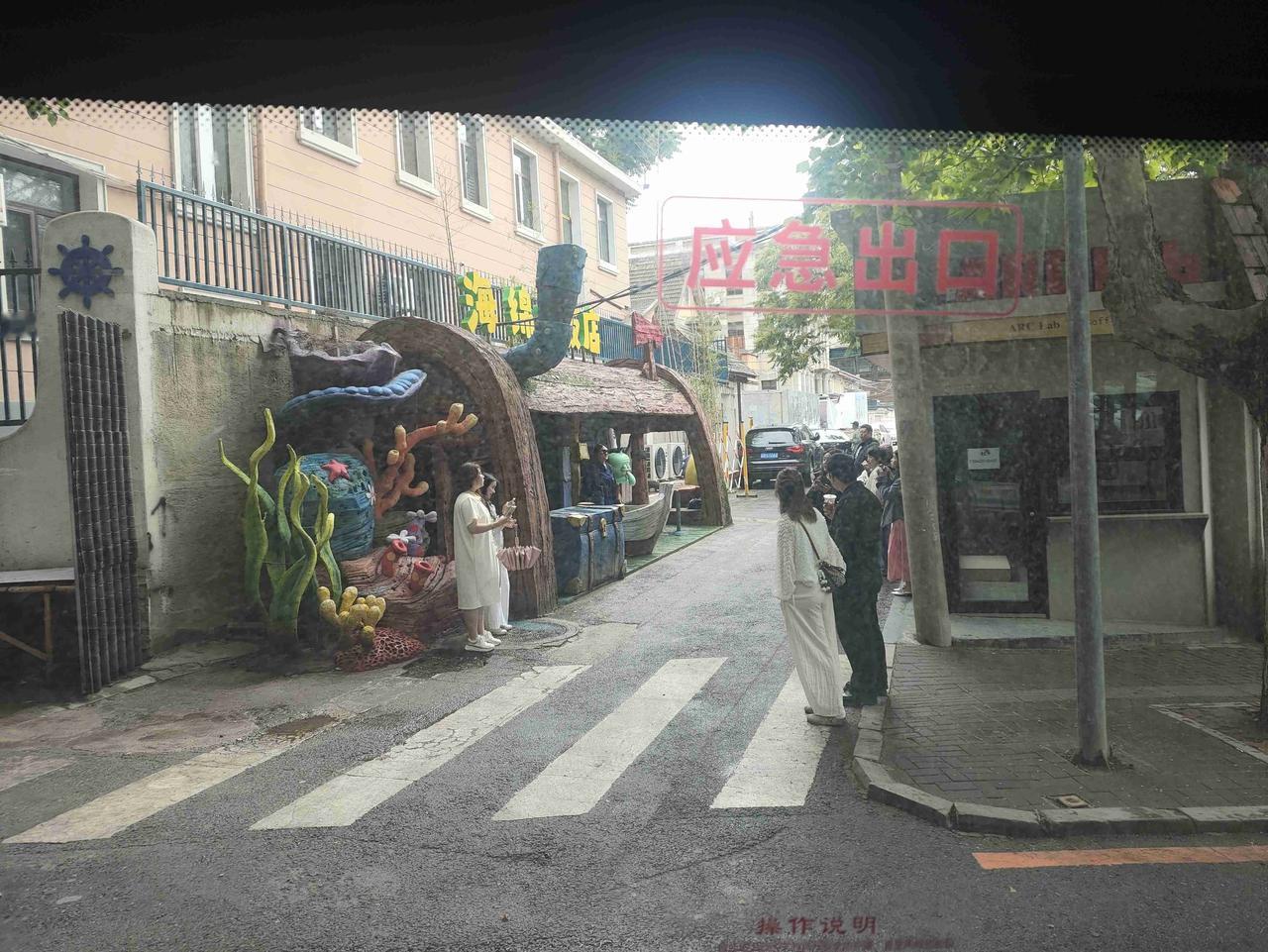 我的今日状态：🥲强颜欢笑
我这里的天气：🌤️多云
    等个红灯的功夫，竟