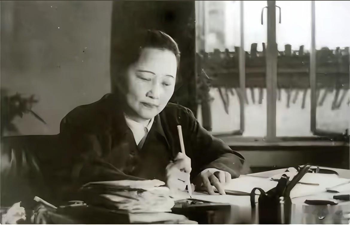 宋庆龄一生见尽权贵，却唯独对毛主席说：您是我遇见过最明智的人
1977年，83岁