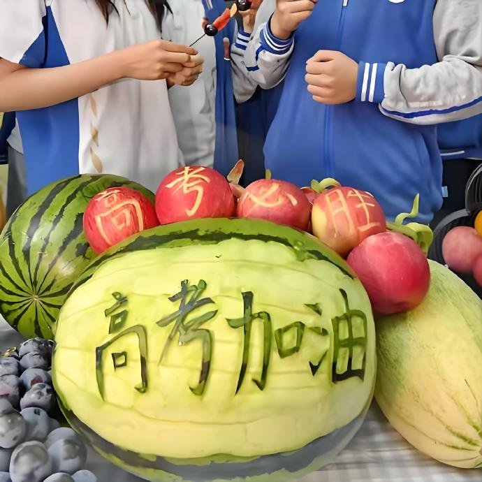 南京00后拉一车西瓜为考生加油 现在送考都这么松弛了吗？爱了爱了！南京这位小姐姐