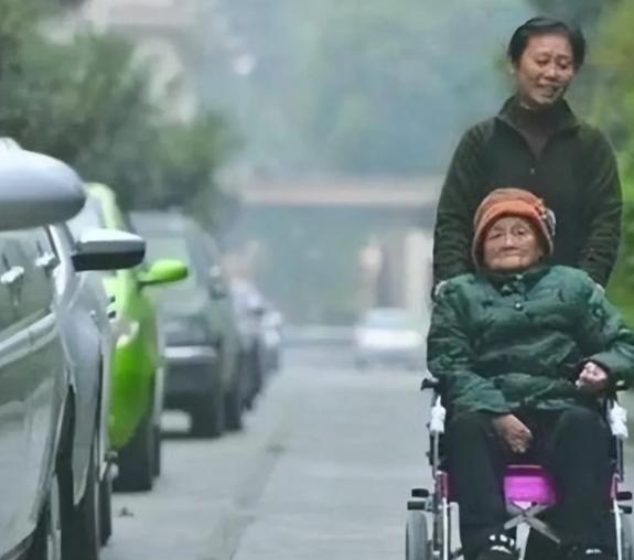 1966年，一对干部夫妻被带走，临走前，他俩将保险箱的钥匙塞到47岁保姆手里，红