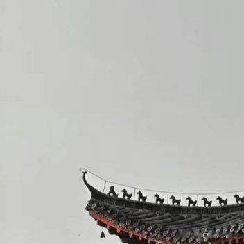在卫生间内放置黄金葛加投射灯活化气场来做化解，并在门口挂上长布帘和葫芦，或者是五