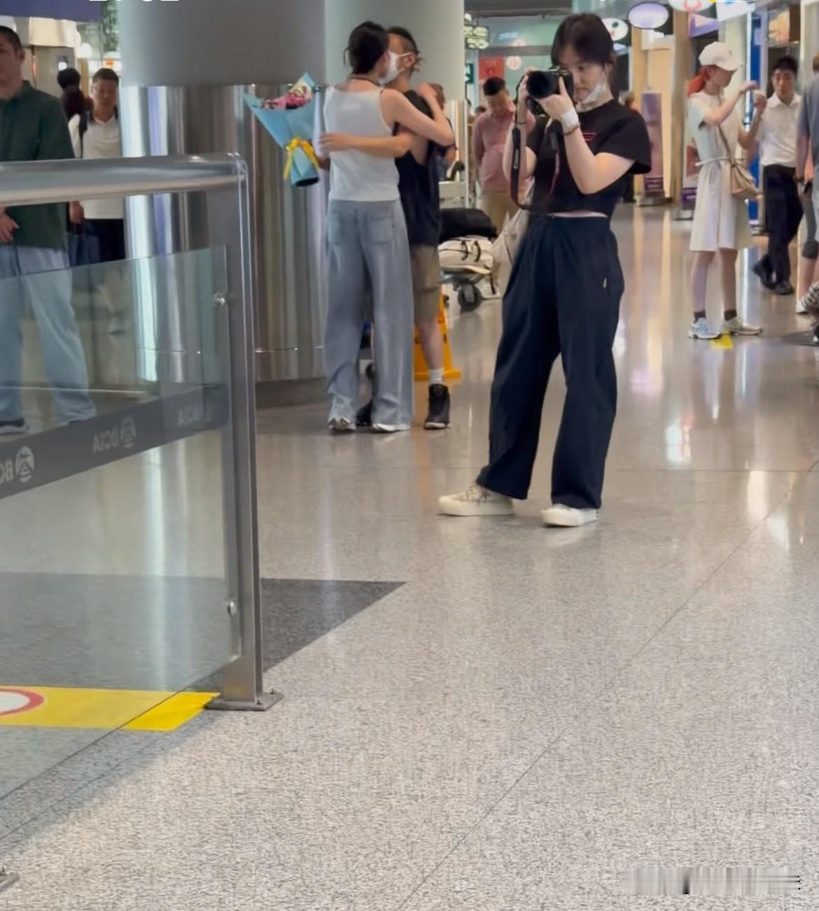 男的不是小透明[吐舌]
推行李车的是呼兰么？
近期红毯走了，电影也开花了，俩人上