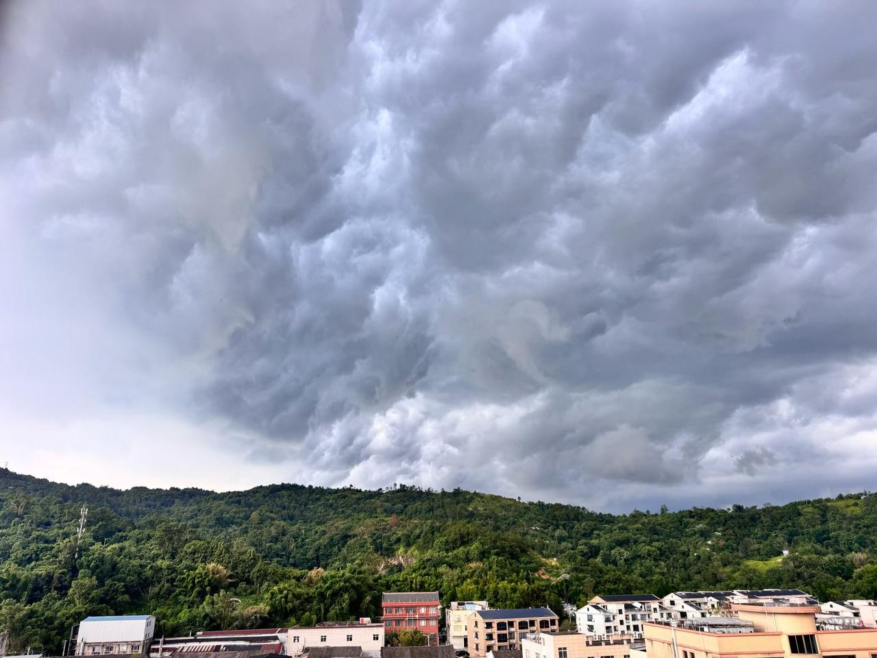 看着天空想下雨又下不来