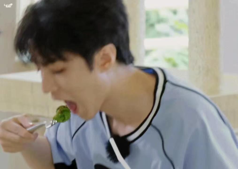 姜妍投喂王俊凯 谁懂啊！姜妍刚做好香喷喷的大鸡腿，转头就塞给王俊凯，这投喂动作也