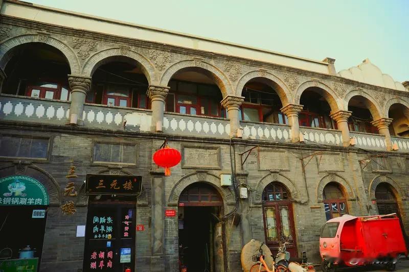《主角》不只是爆款剧，对现实生活启示颇多。从职业信仰角度看，它是对抗浮躁的一剂良