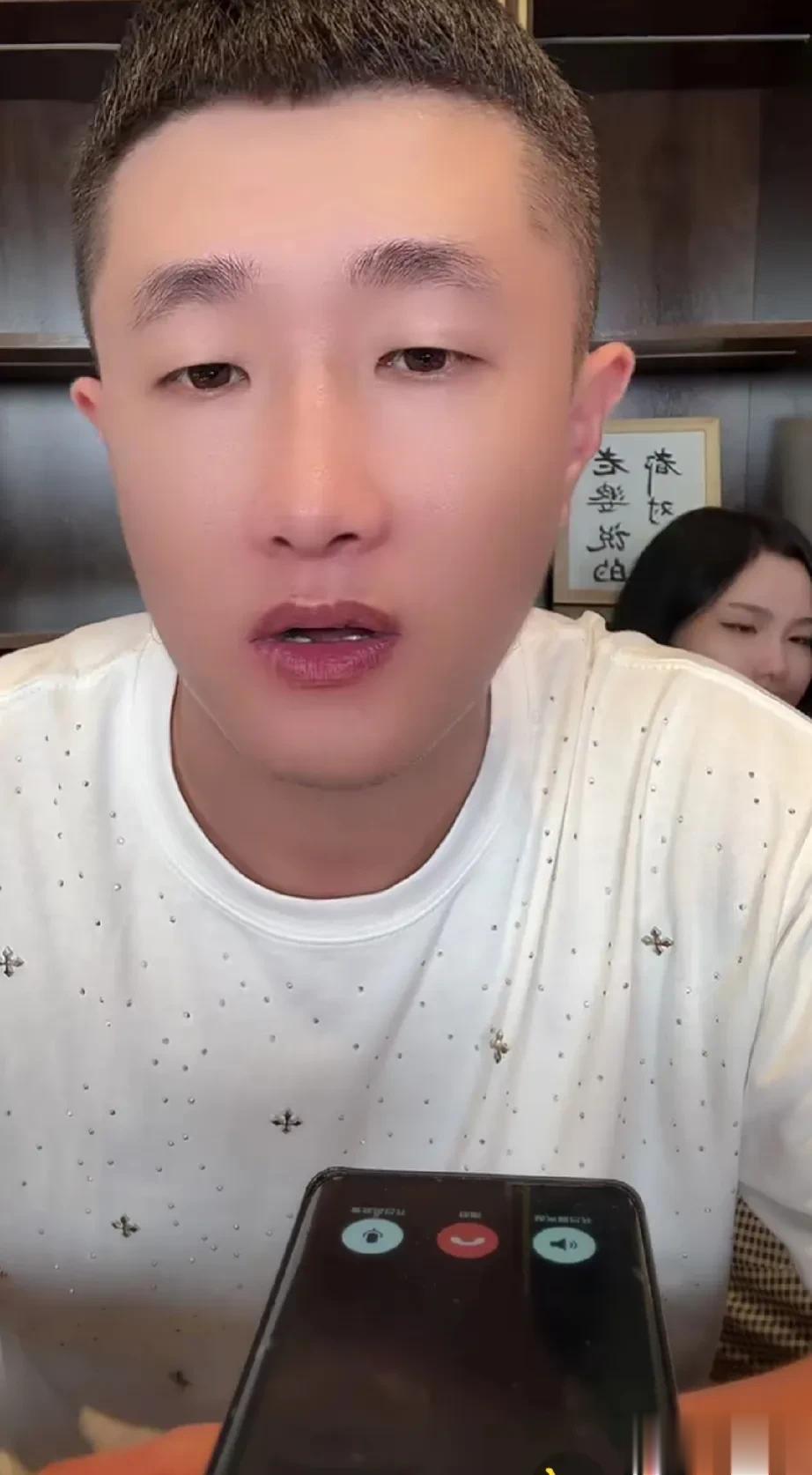 这两天，一向低调，自己玩自己的张二嫂也成了话题，因为为了徒弟捧阿厦被二驴的碰瓷了
