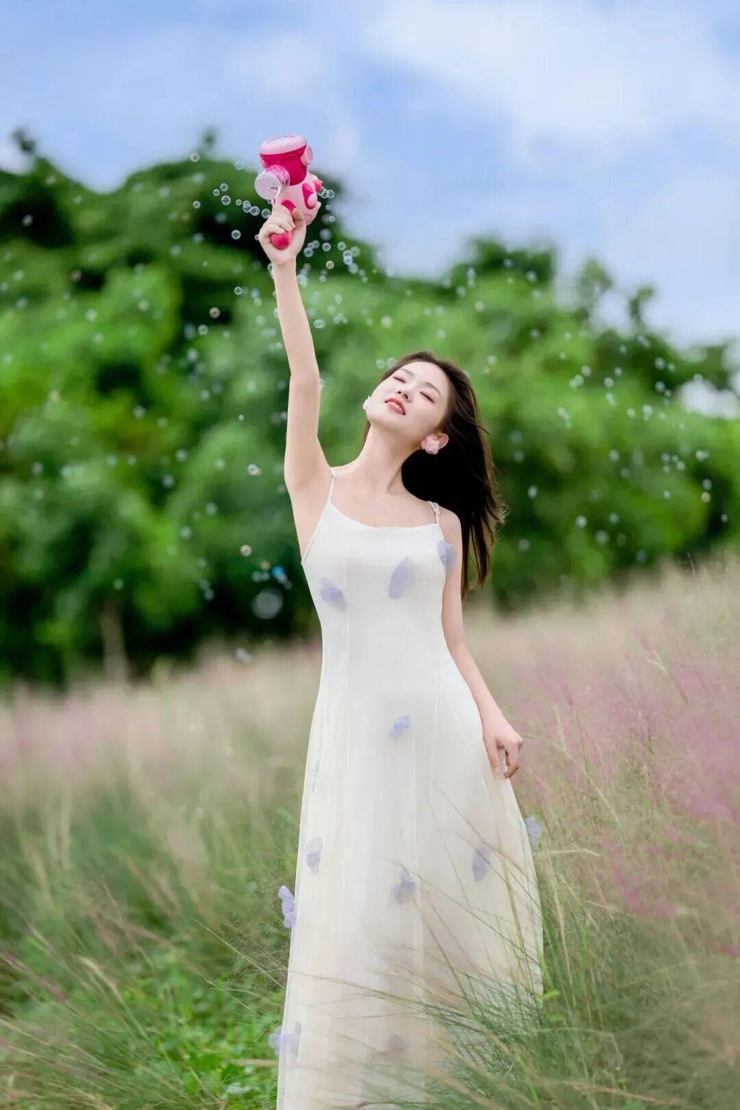 人物与造型
- 人物形象：女性面容清秀，长发披肩，妆容自然清透，佩戴小巧耳饰，气