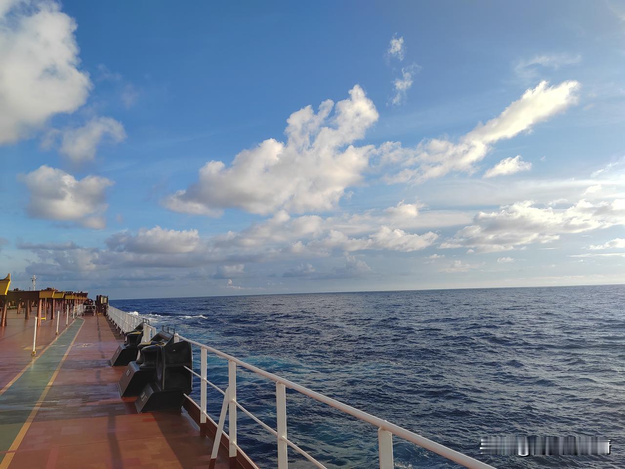 今天是周末，还是以前的惯例，除了值班驾驶员外其它人都要休息，前几天有个哥们告诉我