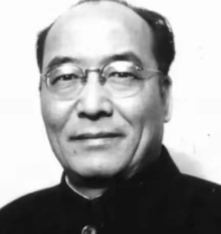 1909年，甘肃一户贫苦人家迎来一个男婴。家里实在太穷，只勉强供他读了七年书。