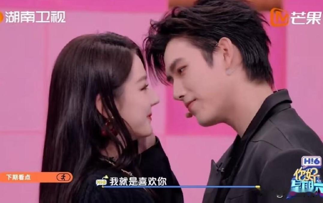 热巴和陈飞宇的互动，已经快溢出屏幕了。陈飞宇各种摸脸、捋头发、拉袖子的亲密动作，