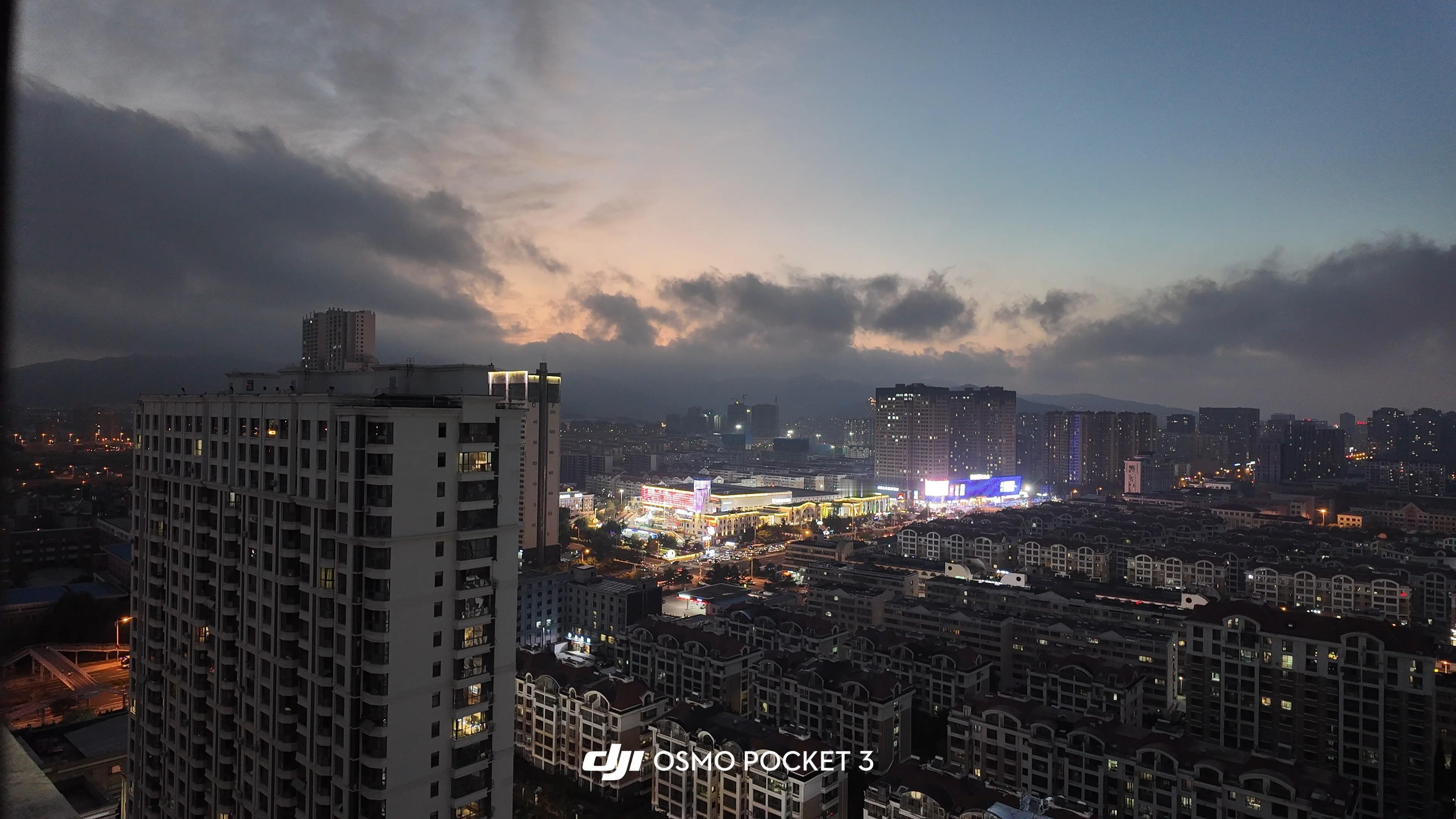 威海这边确实凉快，开窗就挺舒服的。住的地方离海也不远，准备明天去玩水。今晚先好好