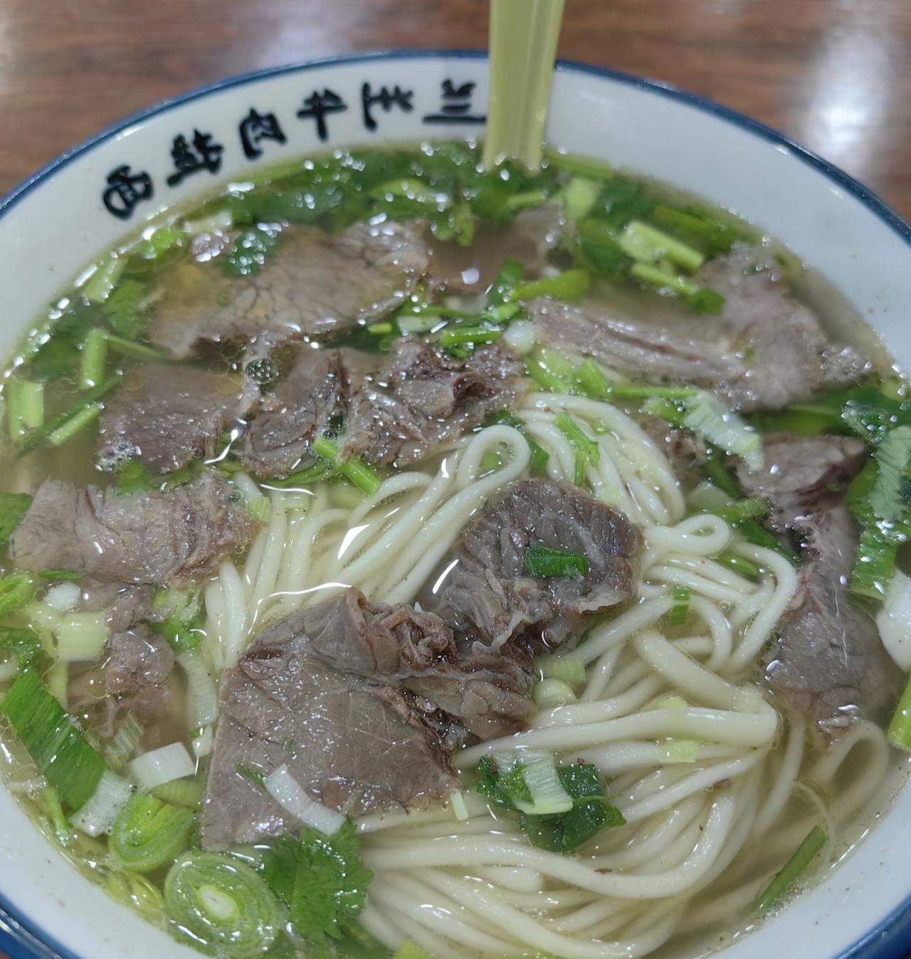 降温的日子里，最适合来一碗热乎的兰州拉面！清亮的牛骨汤上浮着翠绿的香菜葱花，几片