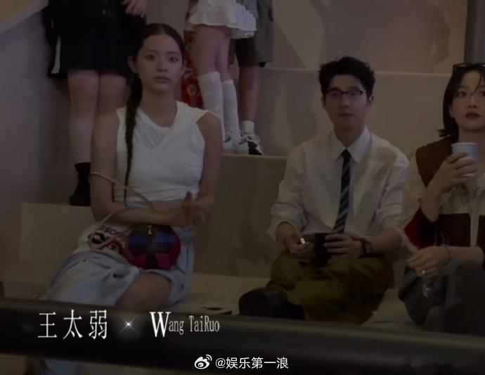 刘昊然欧阳娜娜秀场坐一起  刘昊然欧阳娜娜秀场坐一起。 