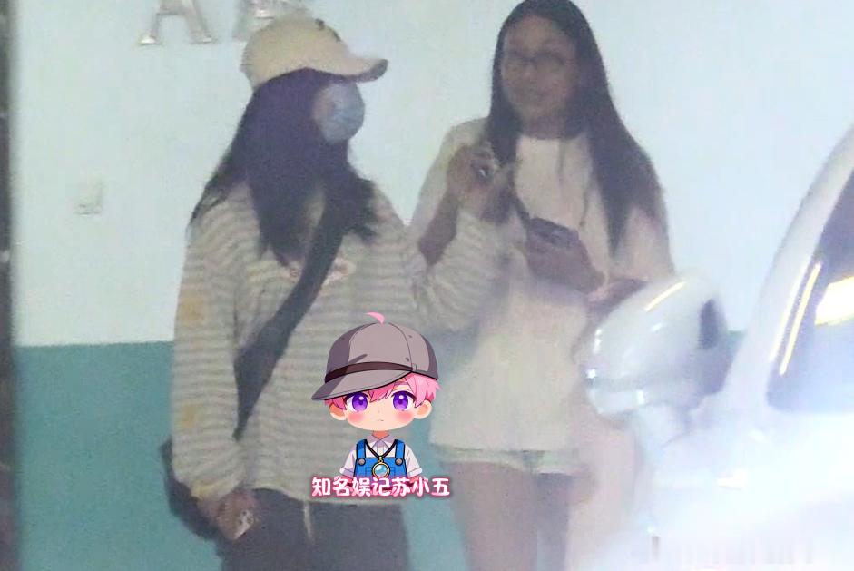 杨紫私服穿搭成水桶杨紫的私服好虐啊。杨紫独自前往美发店做头发，她头戴帽子，梳着一