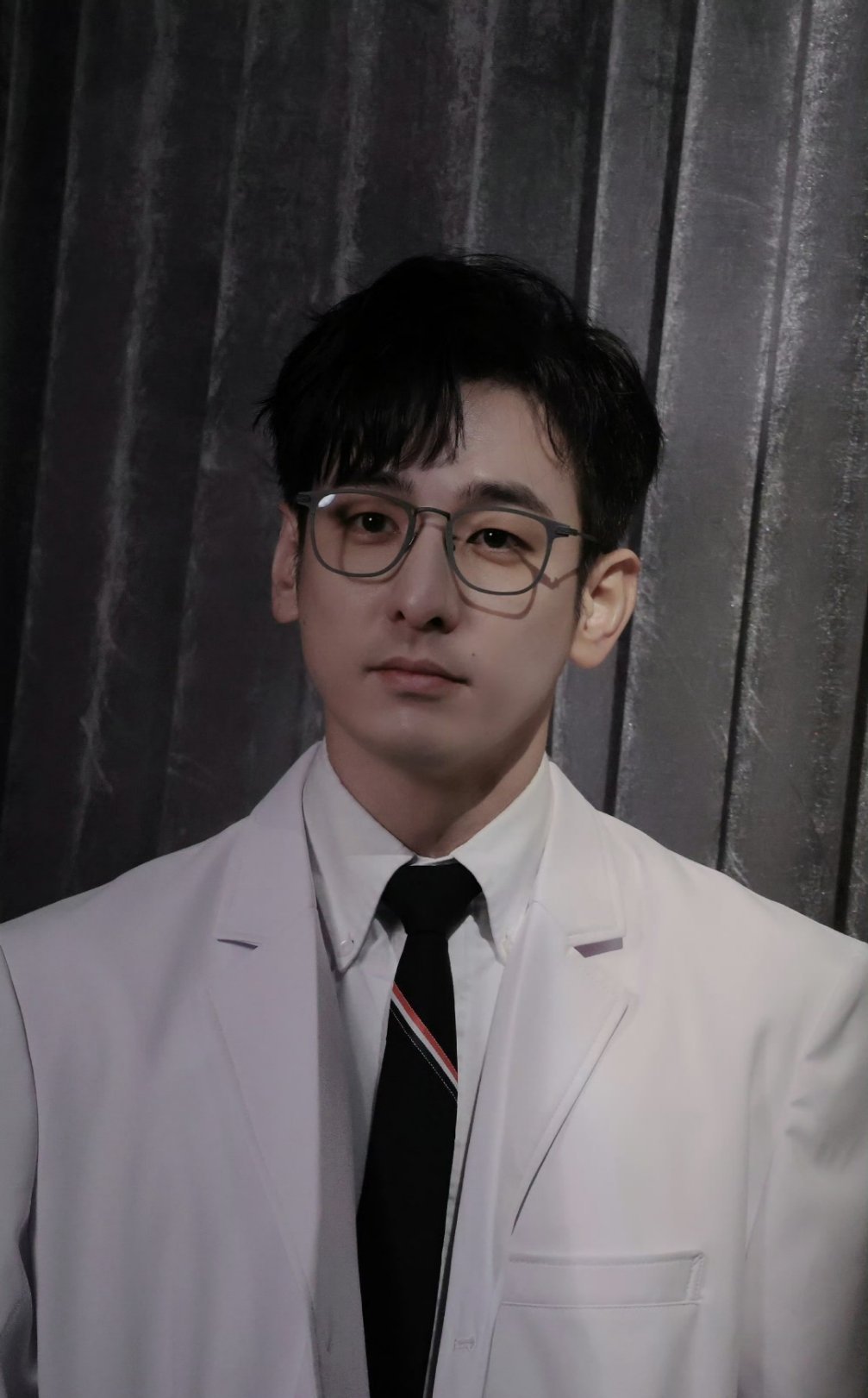 上海e人都在让任彬看眼睛 演员的魅力就在于，把不是自己的职业演绎得所有人都相信了