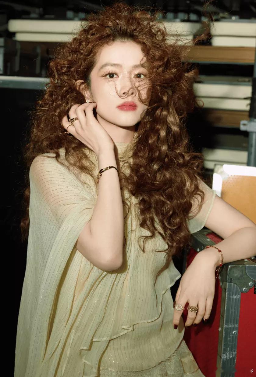 分享娱乐分享娱乐 陈昊宇穿条纹荷叶边纱裙浪漫复古 羊毛卷造型精准平衡野性与优雅 