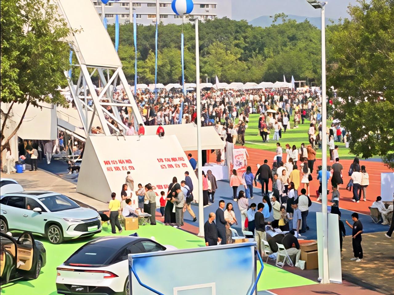 华农宠物嘉年华也太热闹了吧
 
第一次来华南农业大学的宠物嘉年华，现场直接被人山