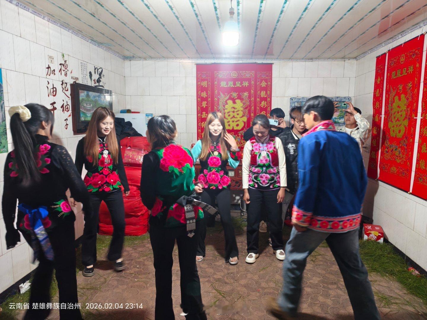 楚雄彝村喜事氛围感楚雄彝村喜事到，青棚底下把酒闹，笙歌绕寨福满堂；山水为媒，彝歌