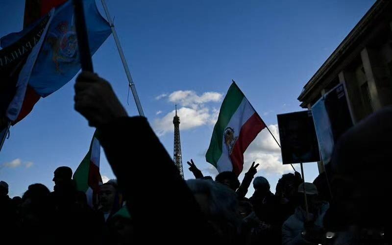 【美国表态支持示威，伊朗警察在骚乱中遭刺杀】伊朗大规性骚乱 

伊朗各地因生活成