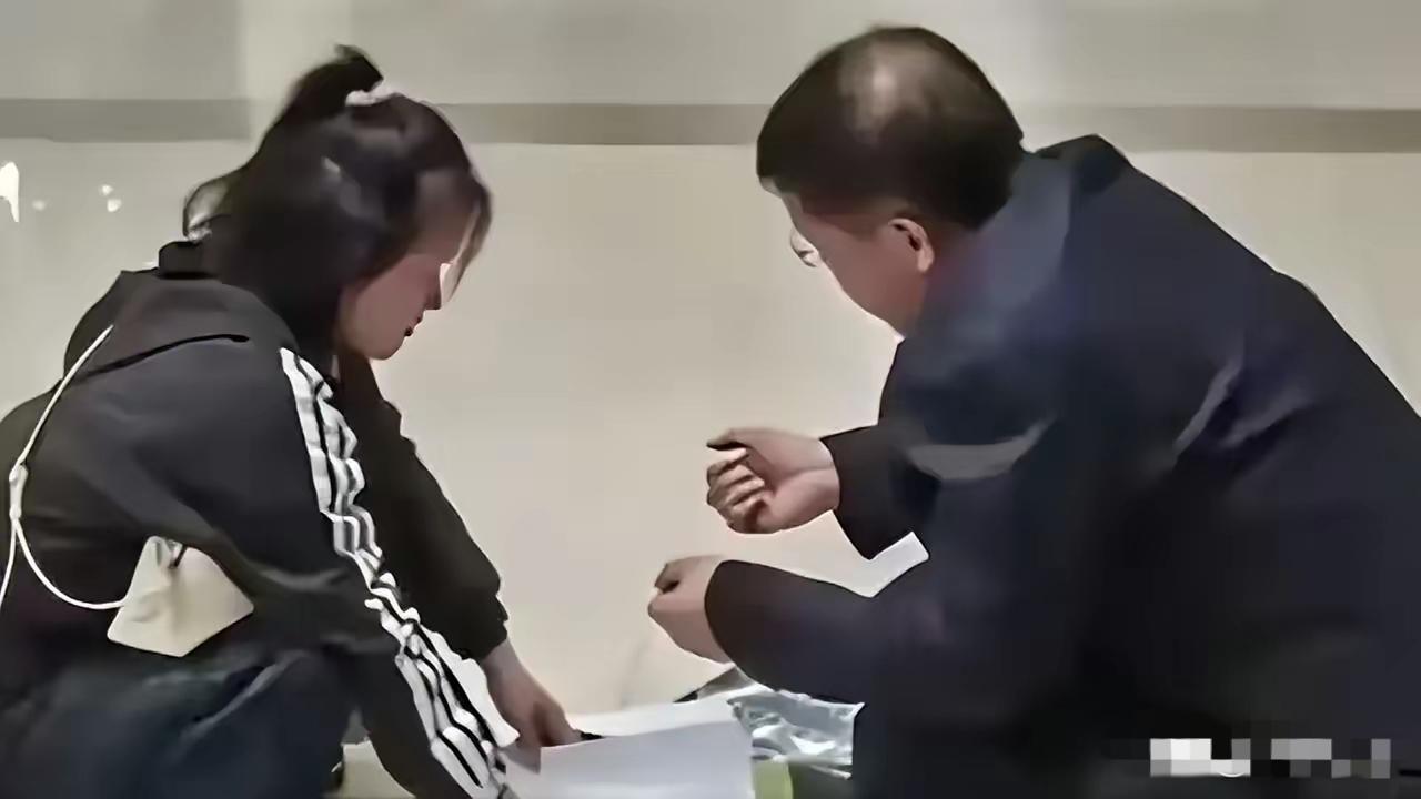 就冲这一个动作，他必须火！白大褂都脱了，人已经下班了，走廊里那位大姐的焦虑，按理