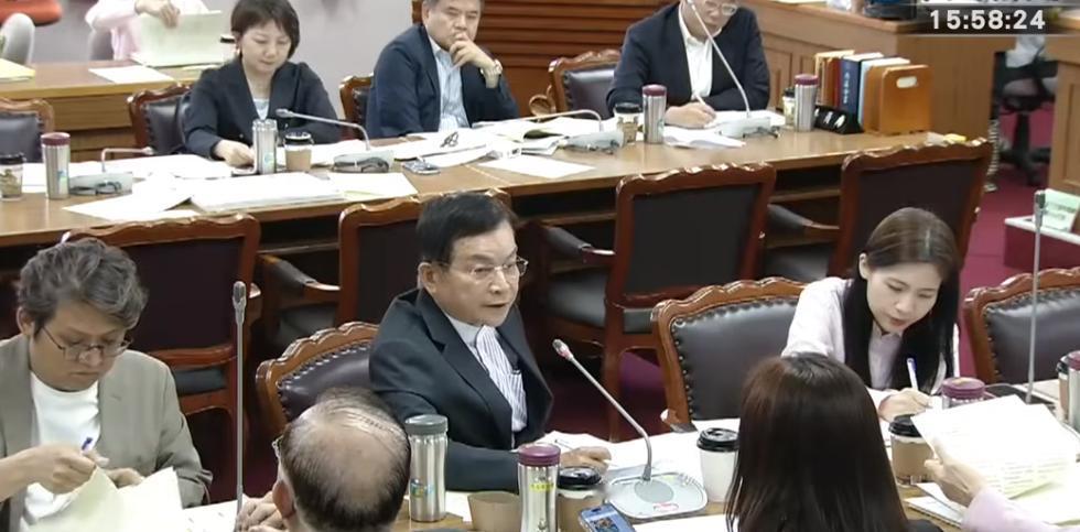 下午“军购案”党团协商会议上，很少参加党团会议的国民党籍“立委”赖士葆就金额上限