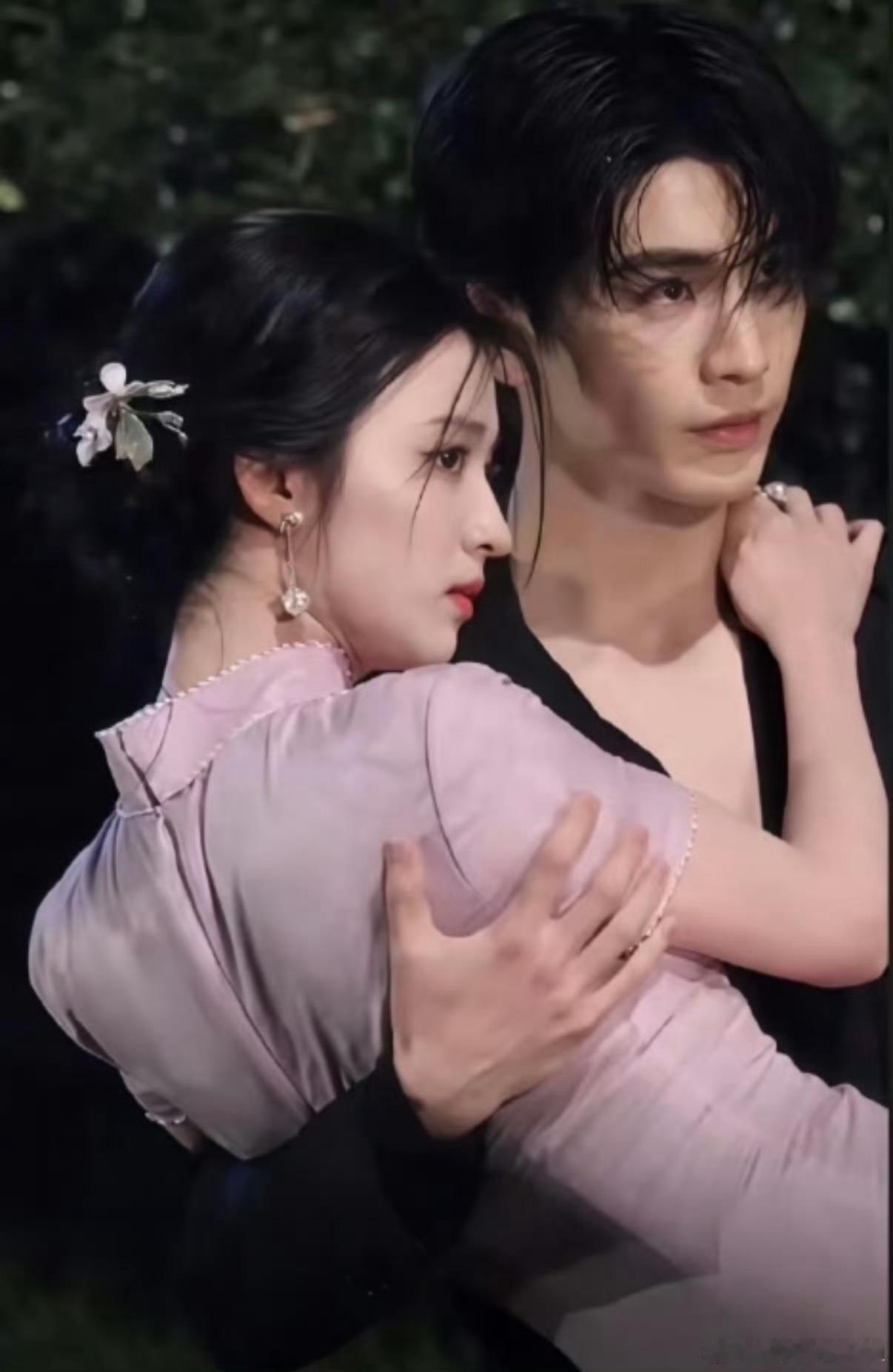 张凌赫王楚然回忆最甜名场面一边是疯批男主，一边是隐忍女主，唯独系蝴蝶结这场甜到心