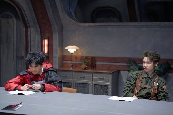 大侦探全员化身三角洲干员 各个明星都有所表演。何炅在《大侦探》中主导推理流程，与