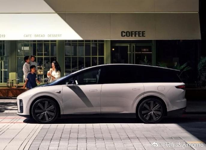 理想i8上市理想i8出来了，还是瞄准家庭用户，六座空间看着挺合适，辅助驾驶也有升
