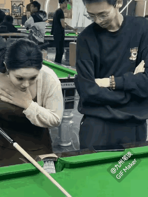 打球的小姐姐心里不安，一只手拿杆，一只手捂着胸口！旁边的小哥哥“热心”指导小姐姐
