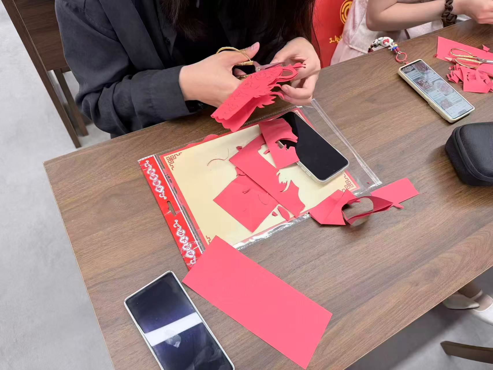 秦岭笑谈 校地同裁一窗春，非遗薪火代代传曲阜师范大学2026大学生暑期社会实践青