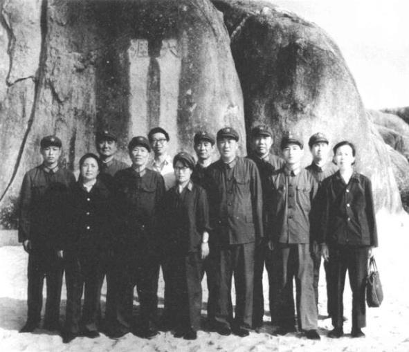 1979年，邓华(前排左二)与工作人员在海南天涯海角合影。