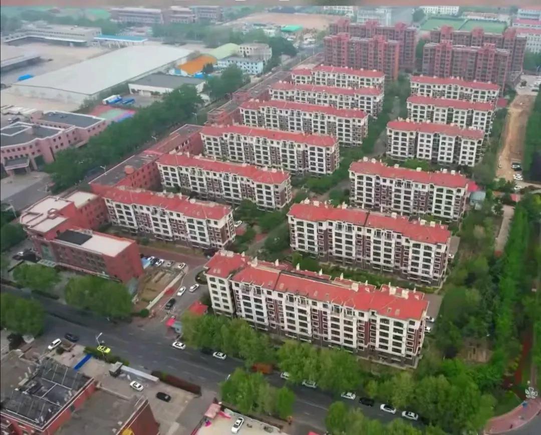 于家村位于青岛市城阳区流亭街道北部，距办事处4公里，东邻南城阳村，西毗济青铁路，