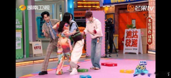 吴昕一掌推翻一团人你好星期六真的被吴昕惊艳到，游戏环节爆发力十足，一掌清场又酷又