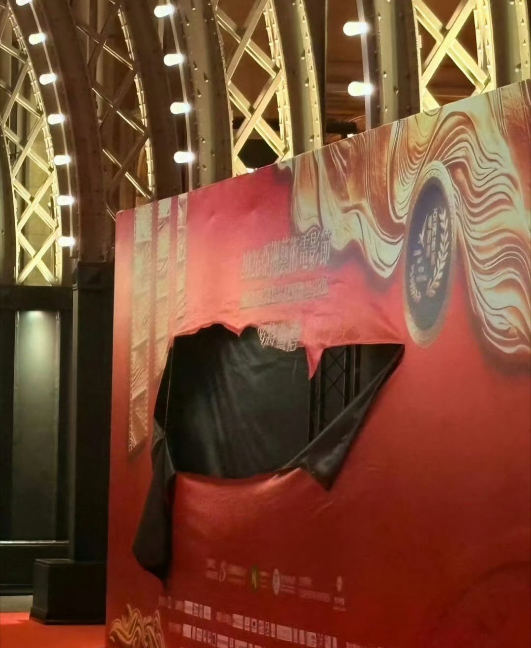 肖战在活动红毯上的签名，直接被粉丝强行扣走了，这没必要吧？ 