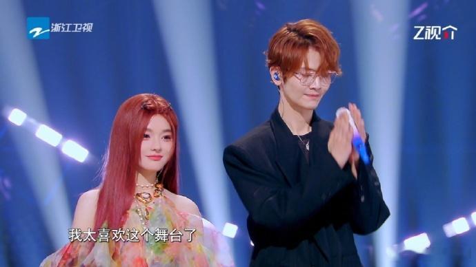 刘端端左耳只有百分之四十听力 每一次精准的演唱、细腻的演技，都是他克服听力障碍，
