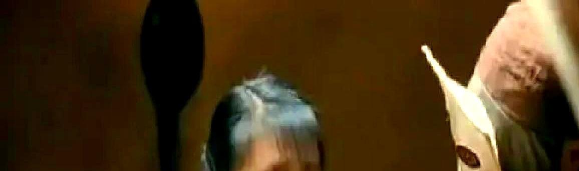 姜文用麻将牌遮住她的胸，本是为了过审。
结果这个镜头，却比直接裸露性感了十倍。