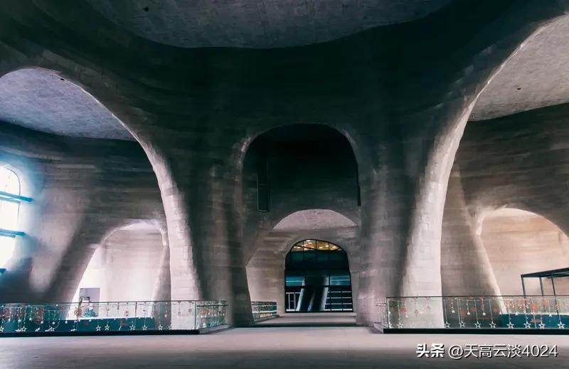 小哥爬7楼送外卖 看到牌匾瞬间愣住 今天刷到个超有意思又暖心的事儿。一位外卖小哥