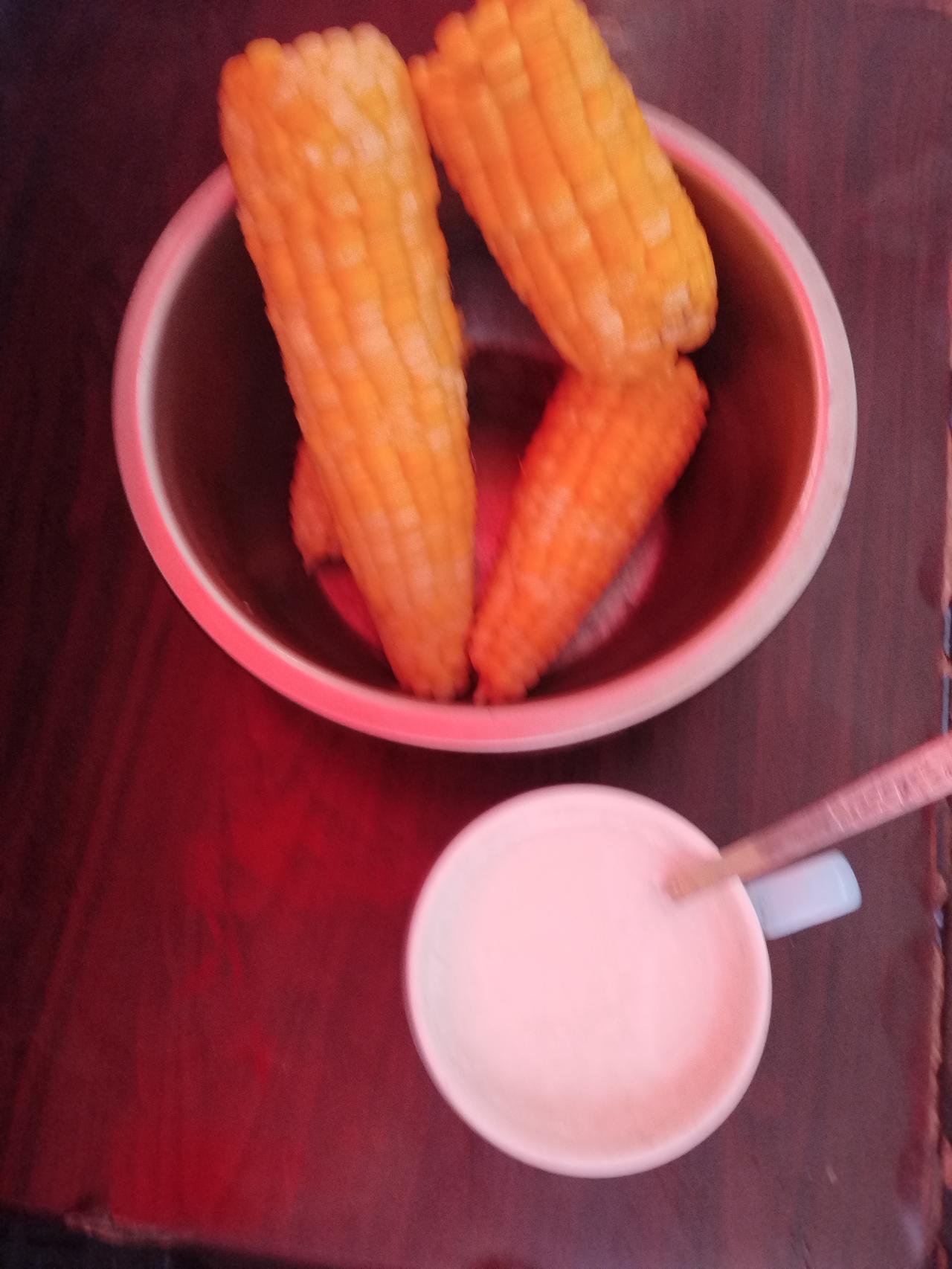 玉米配牛奶，是清晨最踏实的小确幸

今早的餐桌没有复杂摆盘，一根带着晨露余温的甜