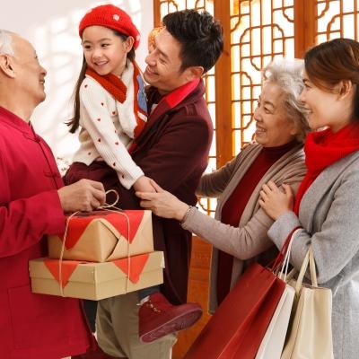 倘若必须去亲戚家拜访，那当然要带点礼品。况且平常去他人家一般讲究点的，也不会空着