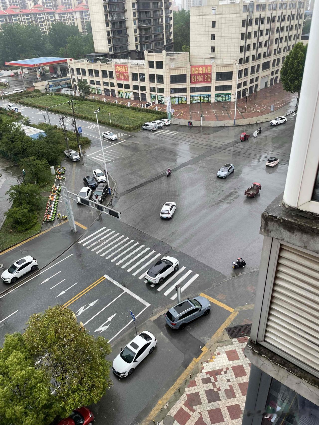 下雨，而且是不停的那种雨，看看，骑电动车出行的人们都穿着雨披，想想那些在雨里坚持